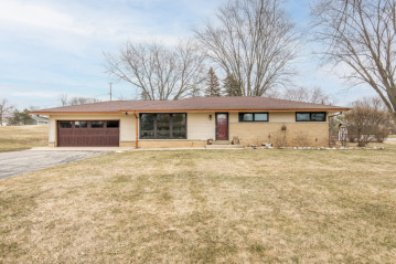 W171N7114 Shady Ln, Menomonee Falls, WI 53051-4940