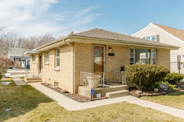 3915 N 68th St, Milwaukee, WI 53216-2011