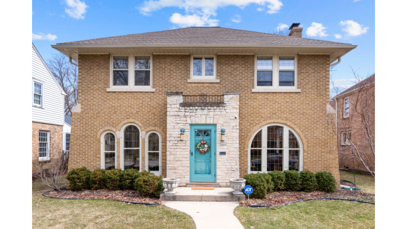 5352 N Berkeley Blvd Whitefish Bay, WI 53217 by Shorewest Realtors $954,000