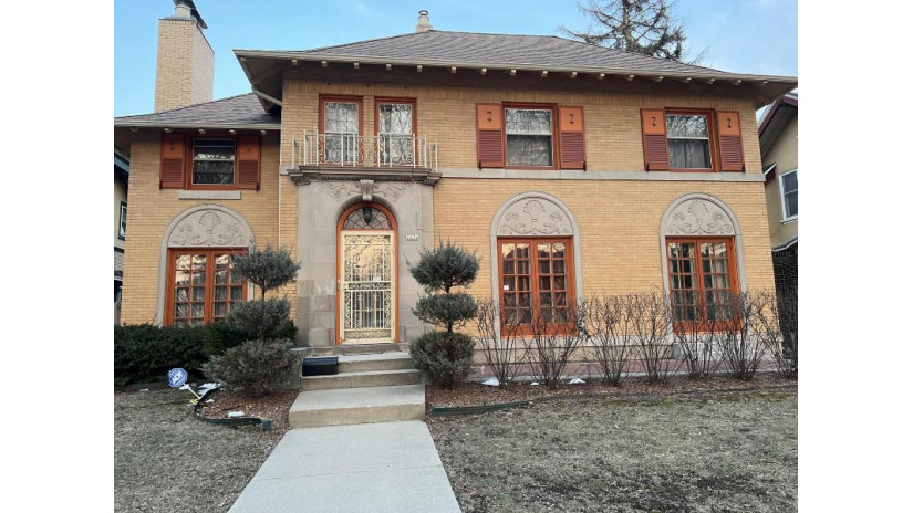 2424 N Grant Blvd Milwaukee, WI 53210 by Reign Realty - contact@reignrealtyinc.com $229,999