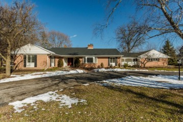 3802 W Le Mont Blvd, Mequon, WI 53092-5225