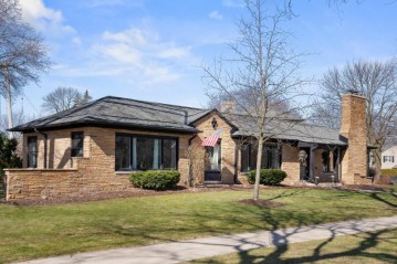 4515 N Lake Dr, Whitefish Bay, WI 53211-1253