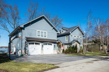 N60W38582 Blackhawk Dr, Oconomowoc, WI 53066