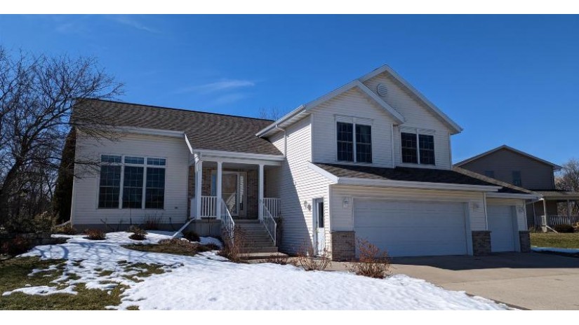 720 Glenwood Drive Fond Du Lac, WI 54935 by Distinctive Homes & Real Estate LLC - Office: 920-517-2980 $394,900