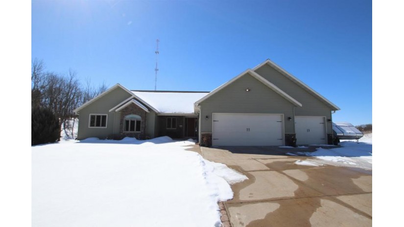 242 Moraine Drive Ripon, WI 54971 by Adashun Jones, Inc. - PREF: 920-896-1202 $599,000