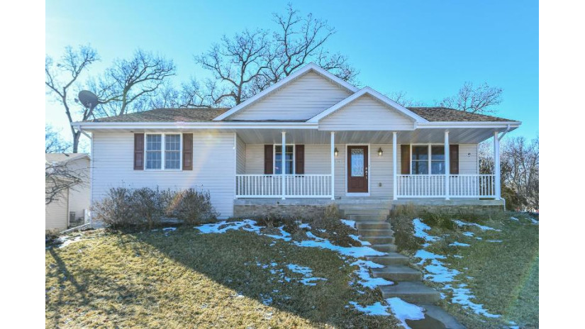 4489 White Oak Dr Janesville, WI 53546 by Badger Realty Team - kevin@yaharahomes.com $400,000