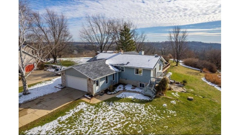 4892 High Chaparral Rd Medina, WI 53559 by Realty Executives Cooper Spransy - matt@mattwinz.com $425,000