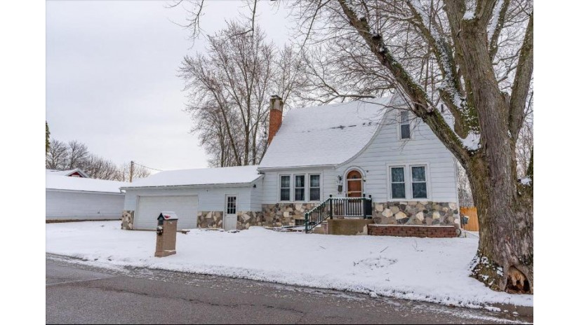 106 Summit St Portage, WI 53901 by Relish Realty $234,900