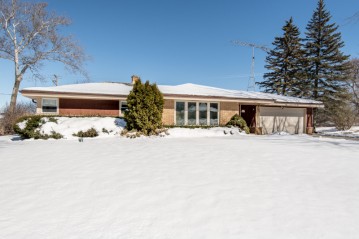 W155N8246 Valley View Dr, Menomonee Falls, WI 53051-3739