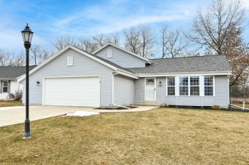 1088 Turnberry Dr, Pewaukee, WI 53072-2697