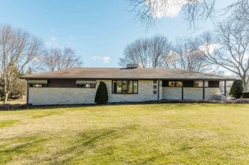 3900 Bradee Rd, Brookfield, WI 53005-2165