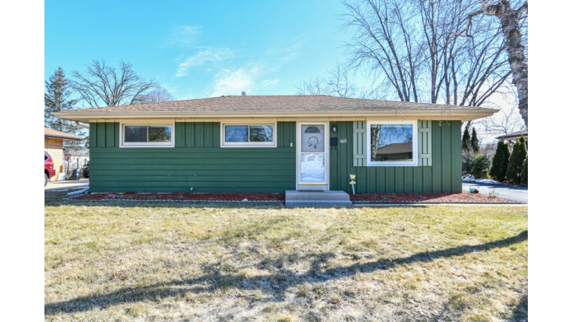 W170N8428 Lloyd Ave Menomonee Falls, WI 53051 by Shorewest Realtors $275,000