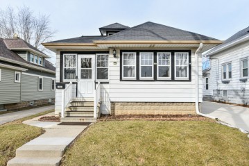 1953 S 90th St, West Allis, WI 53227-1619