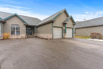 N30W23070 Pineview Cir, Pewaukee, WI 53072-6220