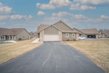 318 Woodford Dr, West Bend, WI 53090-1193