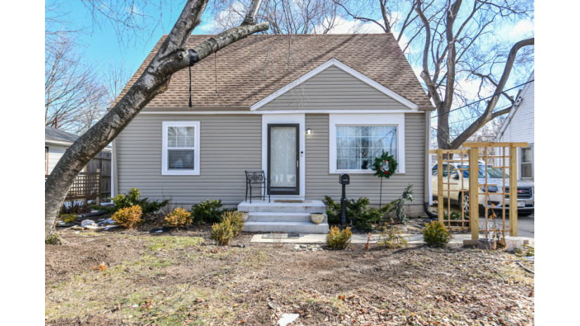 5734 N 58th St Milwaukee, WI 53218 by Shorewest Realtors $160,000