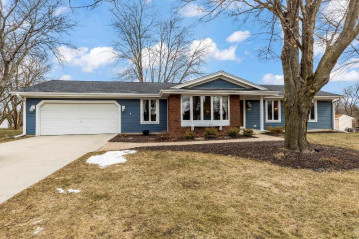 W5684 Sunset Ridge Dr, Walworth, WI 53184-5613