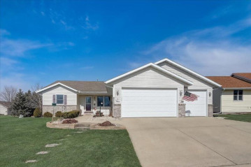 1402 Stoneridge Dr, Watertown, WI 53098-3419