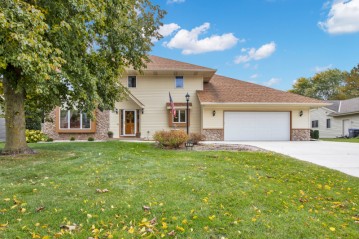 687 Hawthorne Ln, Hartland, WI 53029