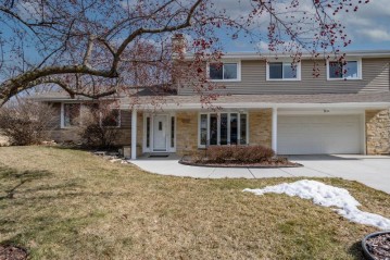 2824 N 118th St, Wauwatosa, WI 53222-4111