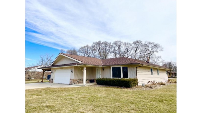 8830 S 35th St Franklin, WI 53132 by Premier Point Realty LLC $359,900