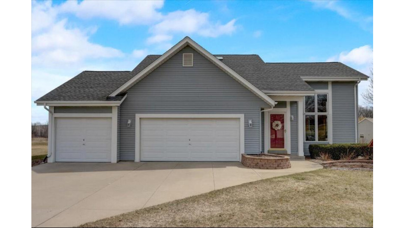 W252S5030 Cartwright Cir Waukesha, WI 53189 by Coldwell Banker Realty $549,900