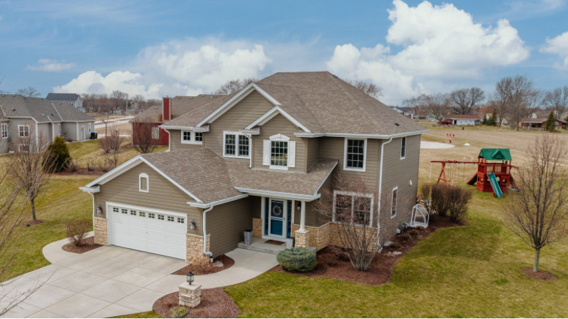 1000 E Oak Ct Oak Creek, WI 53154 by Shorewest Realtors $574,900