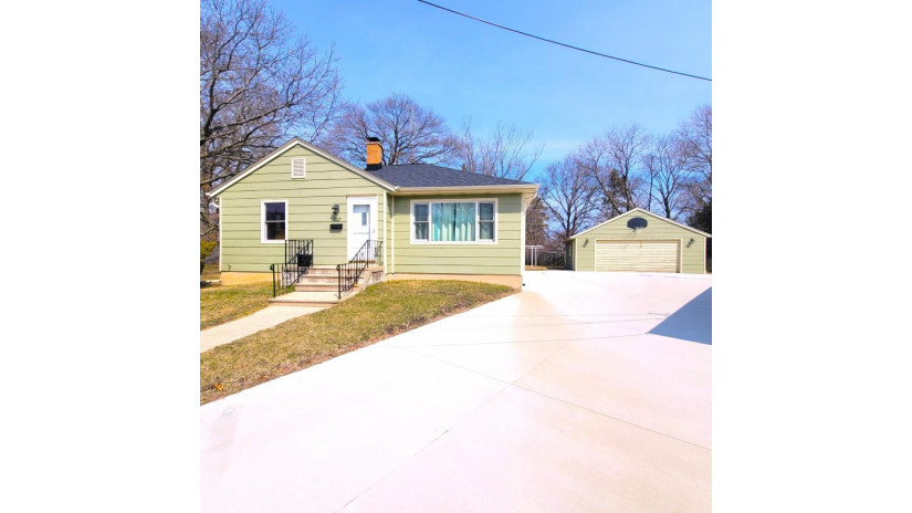 7227 8th Ave Kenosha, WI 53143 by The Difference Real Estate, LLC - christiegraham@christiegraham.com $229,900