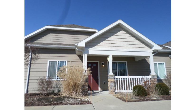 2820 21st St 5 Kenosha, WI 53140 by Bear Realty , Inc. Ken $209,900