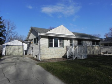 2927 S 97th St, West Allis, WI 53227-3625