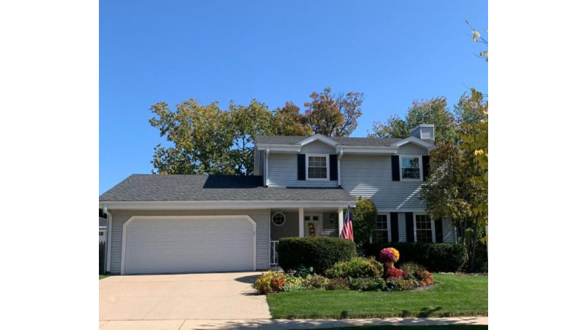 8500 S Parknoll Dr Oak Creek, WI 53154 by RE/MAX Market Place - 414-303-6761 $389,900