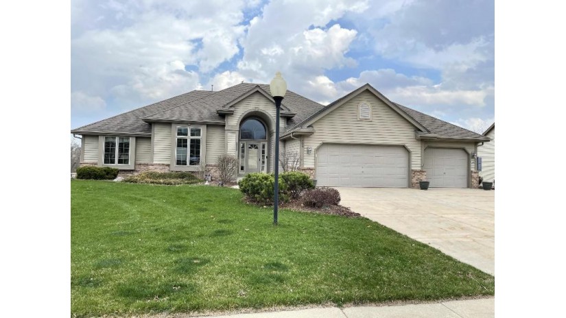 704 Two Rivers Dr Mukwonago, WI 53149 by Buyers Vantage $599,900