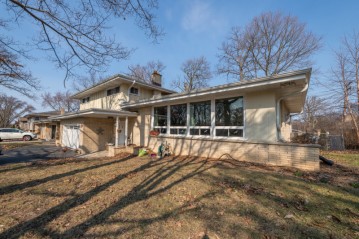 4510 N 110th St, Wauwatosa, WI 53225-4410