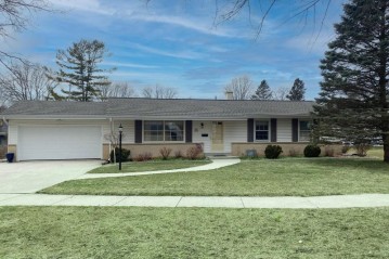 W61N907 Arbor Dr, Cedarburg, WI 53012