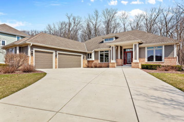 3252 Creekwood Cir, Jackson, WI 53037-8927