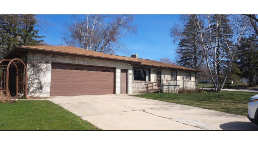 10671 S Austin St Oak Creek, WI 53154 by RE/MAX Market Place - 414-303-6761 $299,900