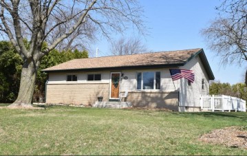 3514 E Oak Creek Dr, Oak Creek, WI 53154-4135