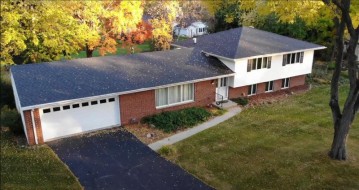 1520 Shawnee Pass, Brookfield, WI 53005-5559