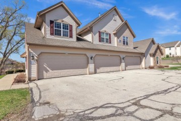 8622 S Roxbury Way, Oak Creek, WI 53154