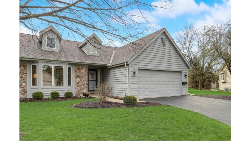 960 Lansdowne Ct Brookfield, WI 53045 by Stapleton Realty $375,000