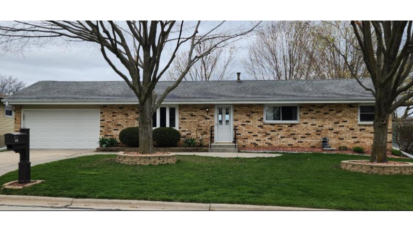 402 Lakeview Rd South Milwaukee, WI 53172 by Homestead Realty, Inc $270,000