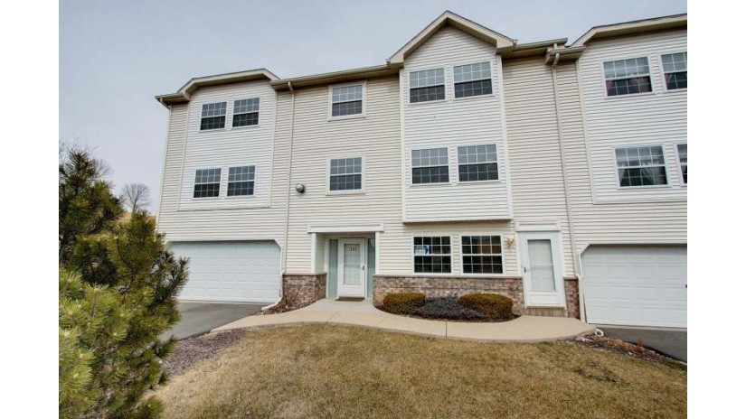 325 Kristin Ct W Brookfield, WI 53045 by Shorewest Realtors $2,850