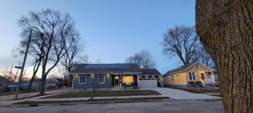 2106 E Holt Ave, Milwaukee, WI 53207-3140