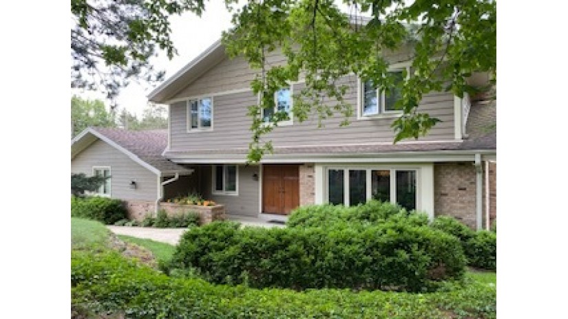 W318N1075 Huckleberry Way Delafield, WI 53018 by Shorewest Realtors $599,000