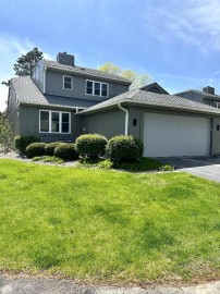 2337 W Dickinson Ct, Mequon, WI 53092