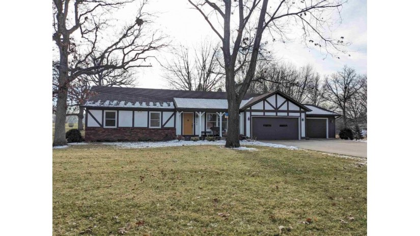 2260 Woodland Court Freeport, IL 61032 by Re/Max Property Source $195,000