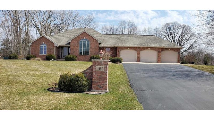 1467 Sandy Springs Court Lawrence, WI 54115 by Mark D Olejniczak Realty, Inc. - Office: 920-432-1007 $519,900