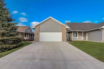 309 Pebble Brook Ln, Lodi, WI 53555