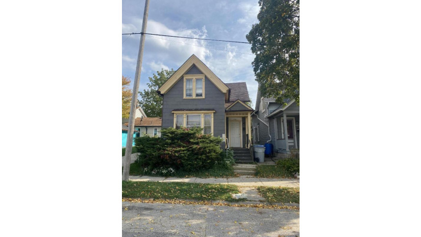 1327 E Potter Ave Milwaukee, WI 53207 by Benefit Realty $199,900