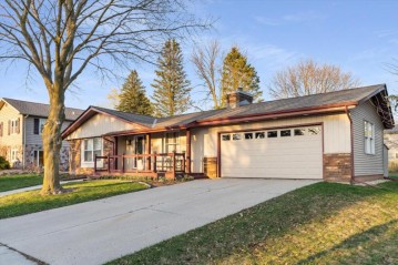 916 Fairview Dr, Port Washington, WI 53074-1443